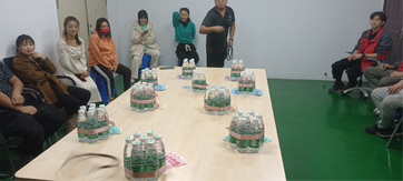 這家公司真土豪，套圈竟用現(xiàn)金當(dāng)禮品！